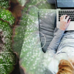 Frau mit Laptop schaut Nachhaltigkeits-Webcast