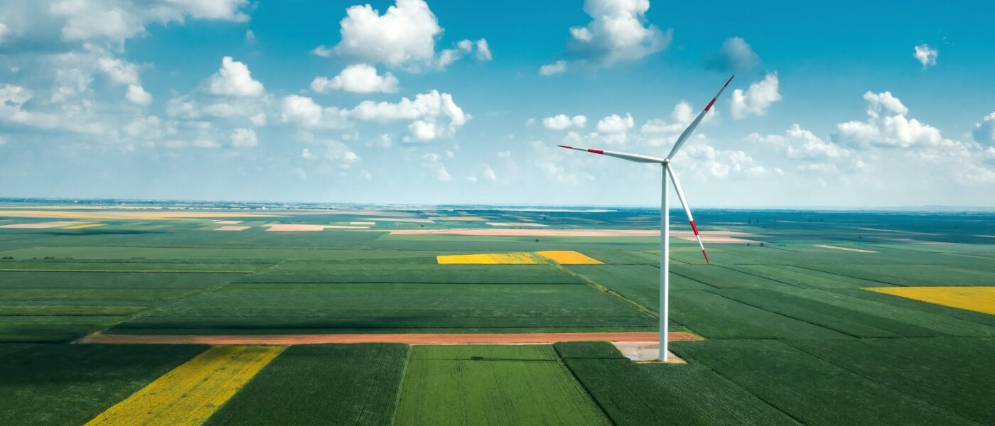 EU Green Bond Standard - Feld mit Windkraftrad, nachhaltige Investitionen